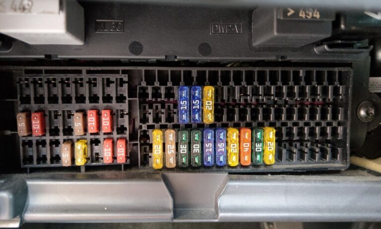 Bezpieczniki Volkswagen Tiguan – schematy wszystkich pokoleń