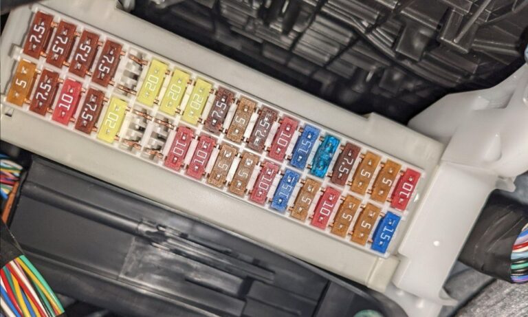 Bezpieczniki w Toyota Corolla: Szczegółowe schematy z różnych generacji