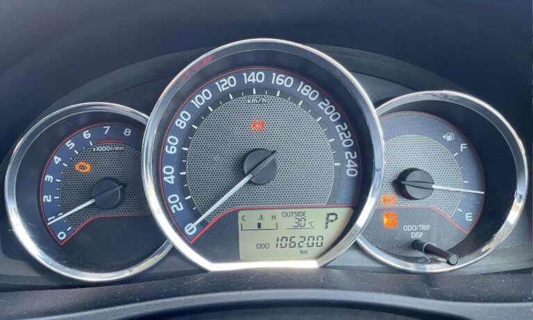 Zapalił się check engine w Toyota – najczęstsze przyczyny, popularne kody błędów i co robić krok po kroku