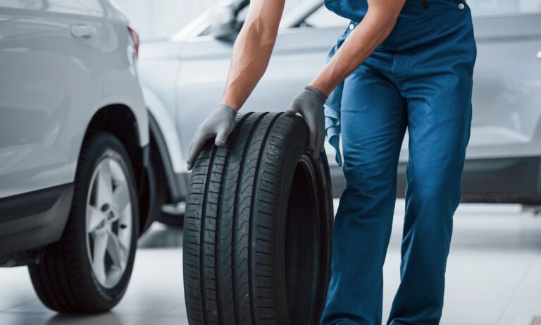 Kiedy wymieniać opony samochodowe? Uniwersalny przewodnik po stanie bieżnika i terminie ważności