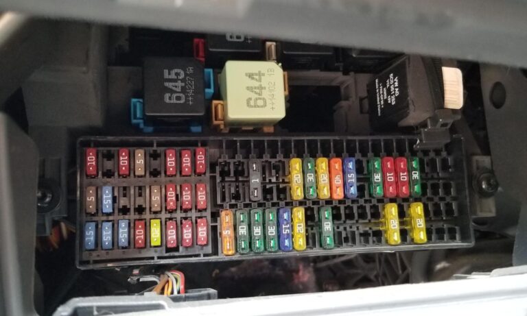 Bezpieczniki w Volkswagen Jetta: Rozszerzone schematy dla aktualnych pokoleń