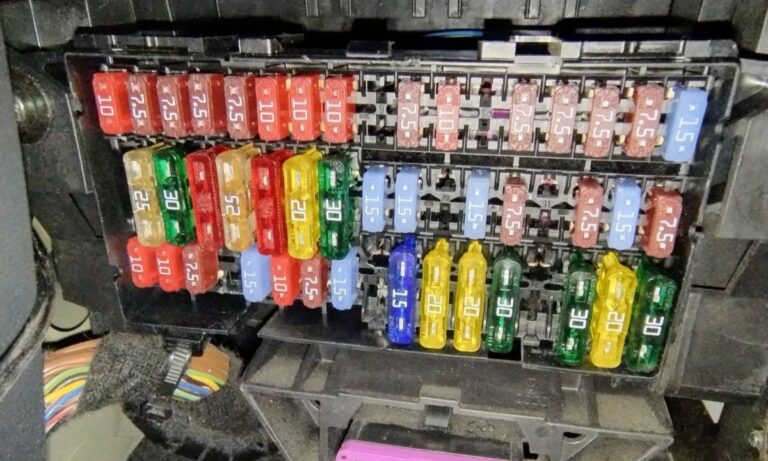 Bezpieczniki w Volkswagen Touareg: Schematy dla wszystkich pokoleń