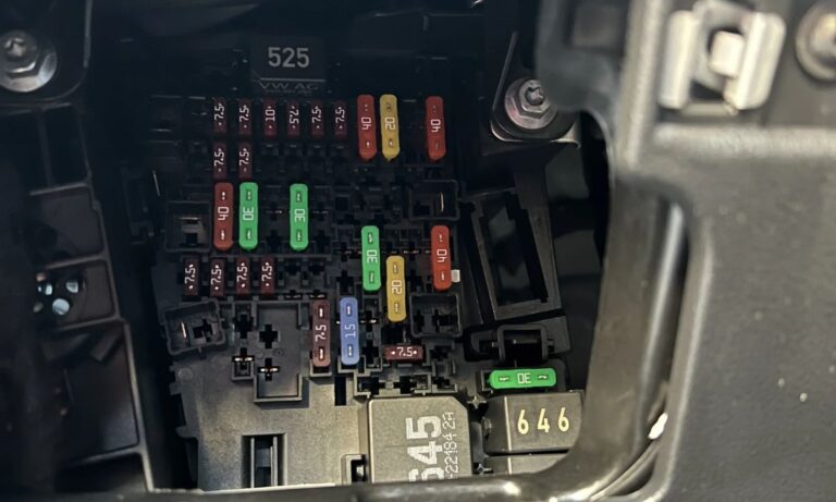 Bezpieczniki w Volkswagen T-Roc: Rozszerzone schematy i lokalizacje dla wszystkich modeli