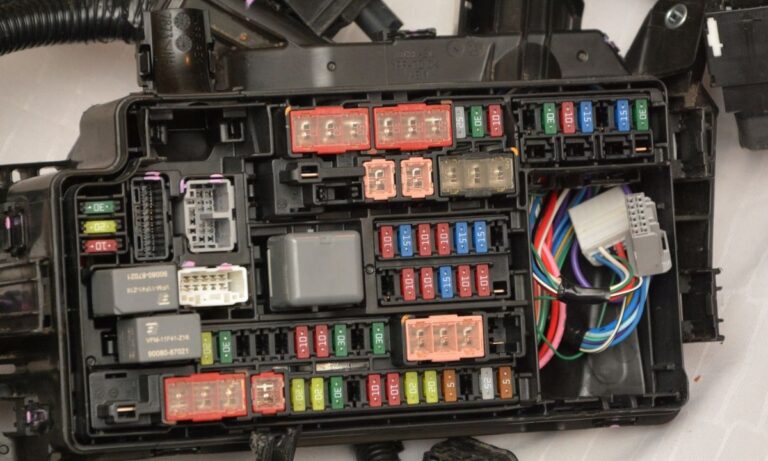 Bezpieczniki w Toyota C-HR – pełne schematy dla wszystkich pokoleń