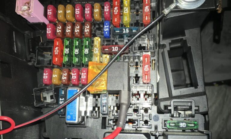 Bezpieczniki w Volkswagen T-Cross: Lokalizacje i schematy