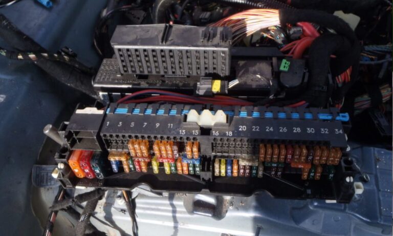 Bezpieczniki BMW X3 – pełne, rozszerzone schematy po wszystkich pokoleniach (E83, F25, G01)