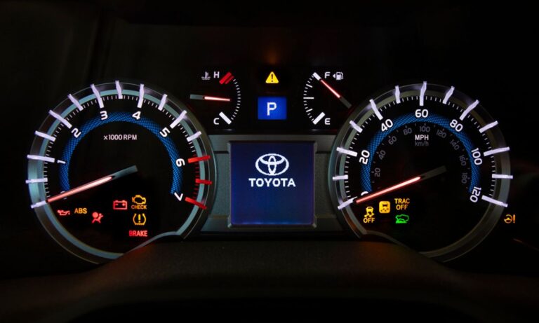Kontrolki na desce rozdzielczej Toyota – co oznaczają? Pełny przewodnik po symbolach