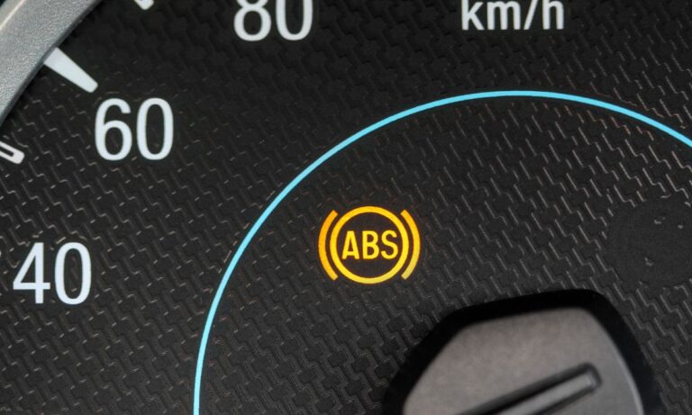 Zapaliła się kontrolka ABS w Toyocie – najczęstsze przyczyny i jak to rozwiązać