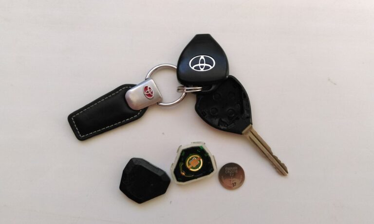 Wymiana baterii w kluczyku Toyoty – instrukcja krok po kroku (wszystkie popularne typy kluczy)
