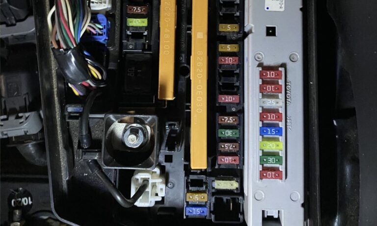 Bezpieczniki Toyota Highlander – pełne schematy wszystkich generacji