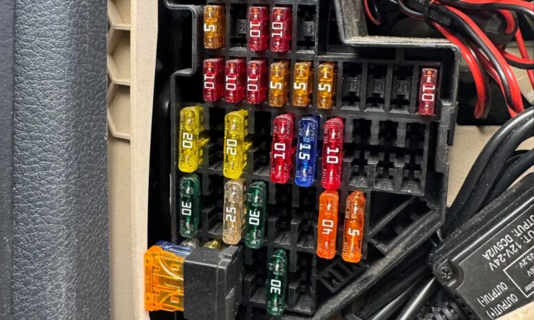 Bezpieczniki Volkswagen Scirocco (2008–2017) – dokładne schematy skrzynki w kabinie i pod maską