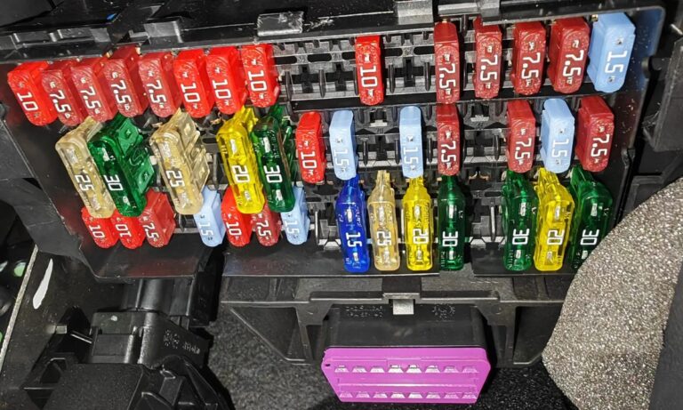 Bezpieczniki Volkswagen Amarok – pełne schematy skrzynek we wszystkich generacjach