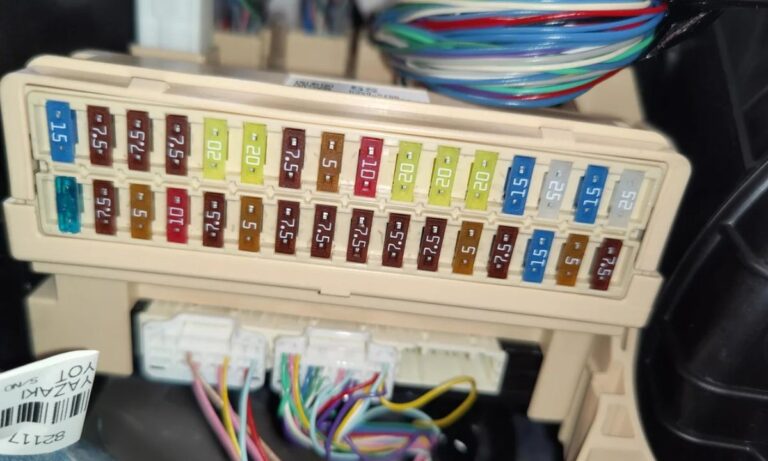 Bezpieczniki Toyota Auris – Pełne schematy skrzynek dla wszystkich generacji