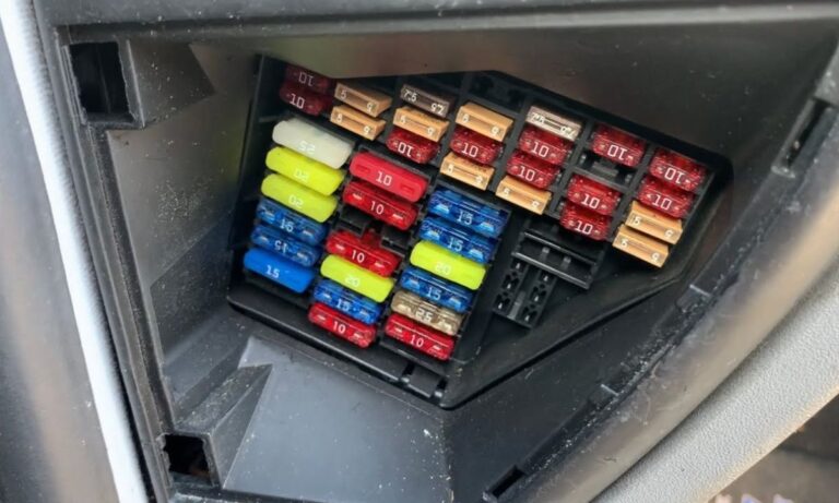 Bezpieczniki w Volkswagen Beetle: Pełne schematy dla wszystkich pokoleń