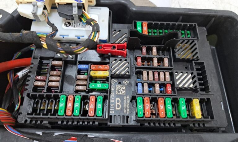 Pełne schematy bezpieczników BMW serii 3 – od E30 do G20/G21