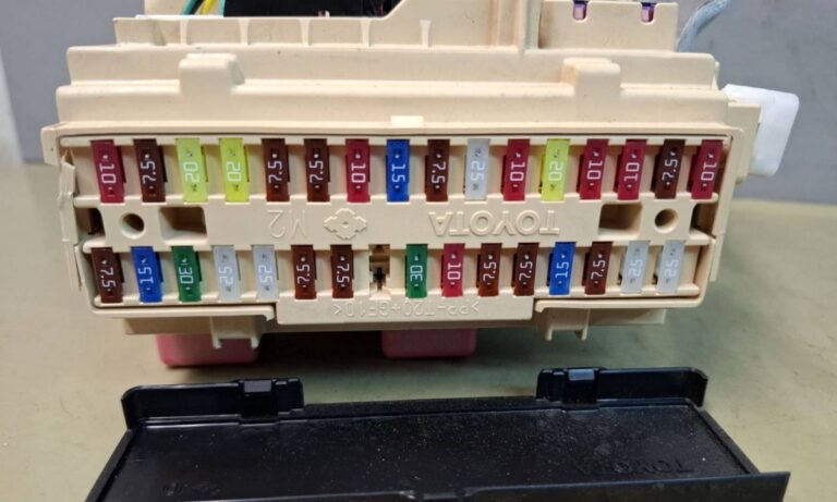 Bezpieczniki Toyota Camry – pełne schematy skrzynek od XV30 do XV80