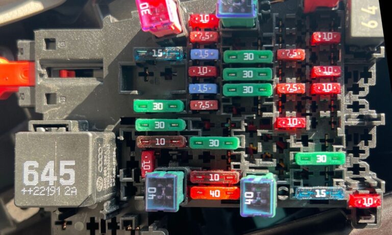 Bezpieczniki Volkswagen Crafter – Pełne schematy skrzynek dla wszystkich generacji