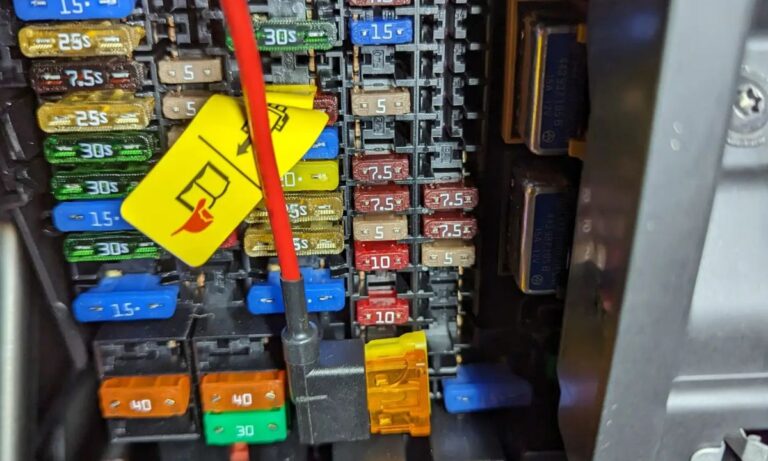 Bezpieczniki Volkswagen ID.3 – pełny schemat skrzynek, lokalizacje i numery