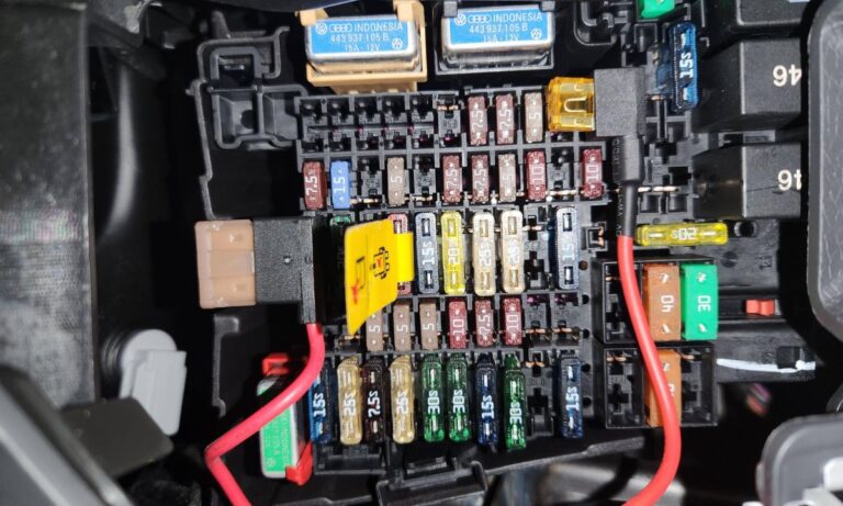 Bezpieczniki Volkswagen ID.4 – pełne schematy skrzynek