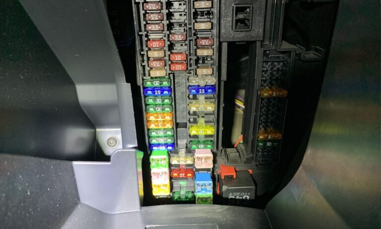 Bezpieczniki Volkswagen Multivan – pełne schematy skrzynek dla wszystkich generacji