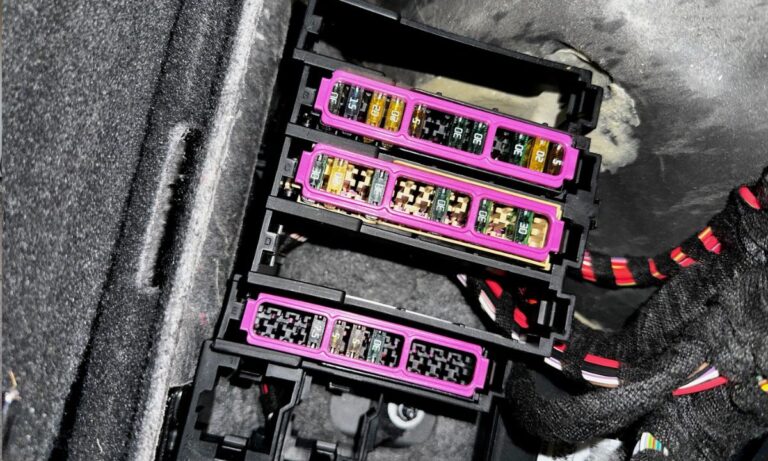 Bezpieczniki Audi Q5 – pełne schematy wszystkich trzech generacji