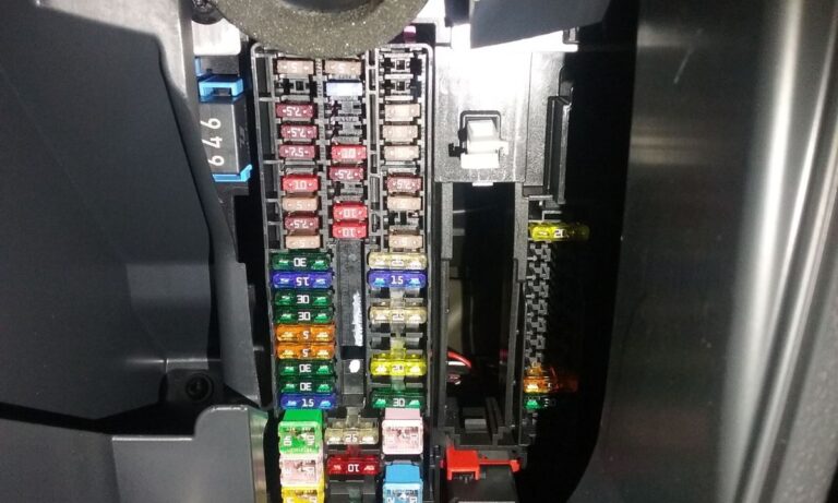 Pełne schematy bezpieczników Volkswagen Transporter – od T4 do T7