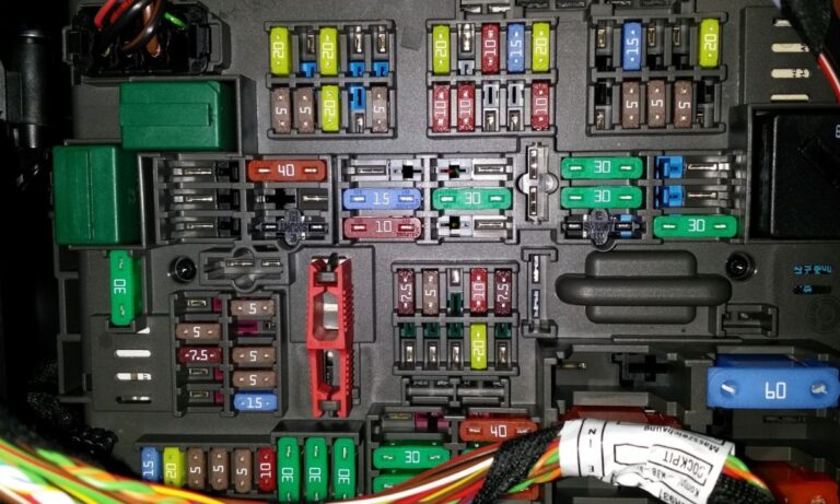 Bezpieczniki w BMW X1 – pełne schematy wszystkich generacji