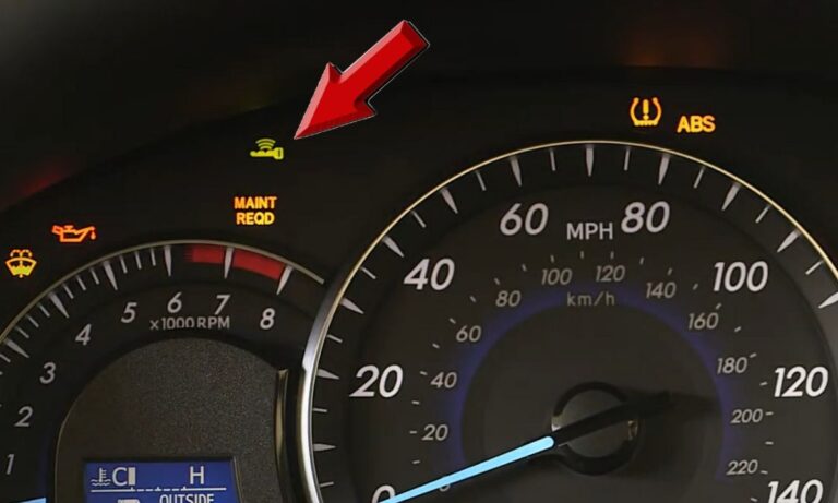 Zapalił się symbol kluczyka w Toyocie – co oznacza i jak to zgasić?