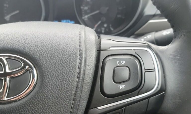 Jak zresetować inspekcję serwisową (Inspekcja olejowa) w Toyota Avensis