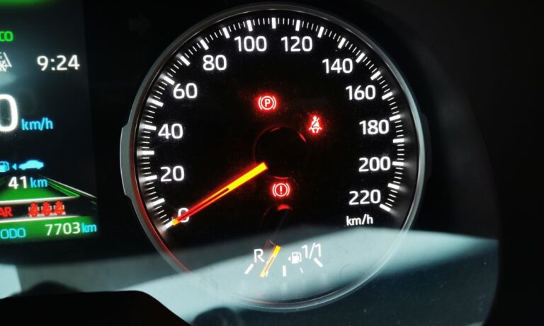 Zapalił się znak wykrzyknika w Toyota – co oznacza i jak go zgasić?