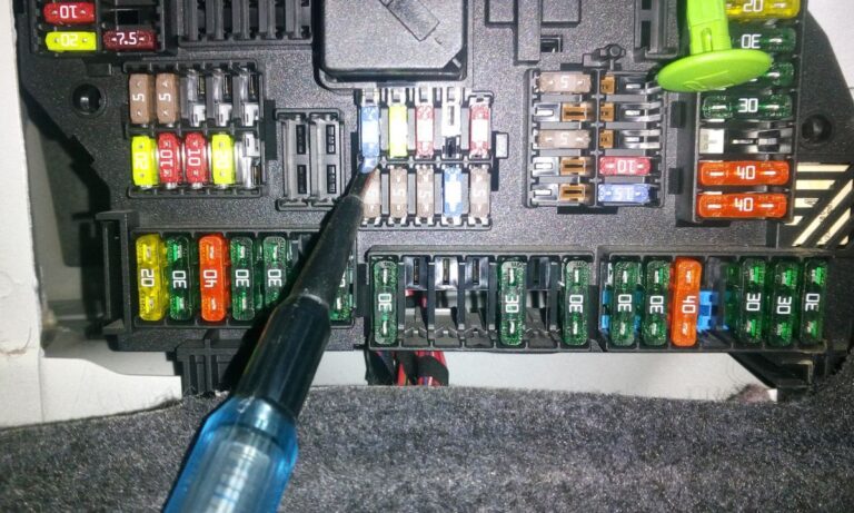 Bezpieczniki BMW Serii 5 – Pełne szczegółowe schematy z amperami od E39 do G30/G31