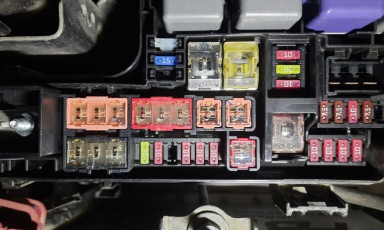 Bezpieczniki Toyota Hilux – Pełne Schematy 7. i 8. generacja