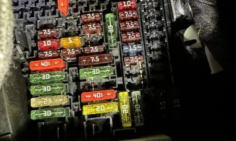 Bezpieczniki Volkswagen ID.5 – Kompletny schemat skrzynek bezpieczników