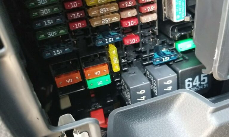 Bezpieczniki Volkswagen ID.7 – pełne schematy skrzynek bezpieczników