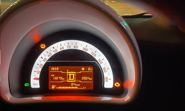 Zapaliła się kontrolka Check Engine w Smart – najczęstsze usterki i jak je zdiagnozować
