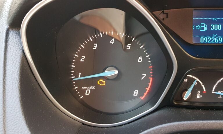 Zapalił się Check Engine w Fordzie – co oznacza, przyczyny i jak postąpić