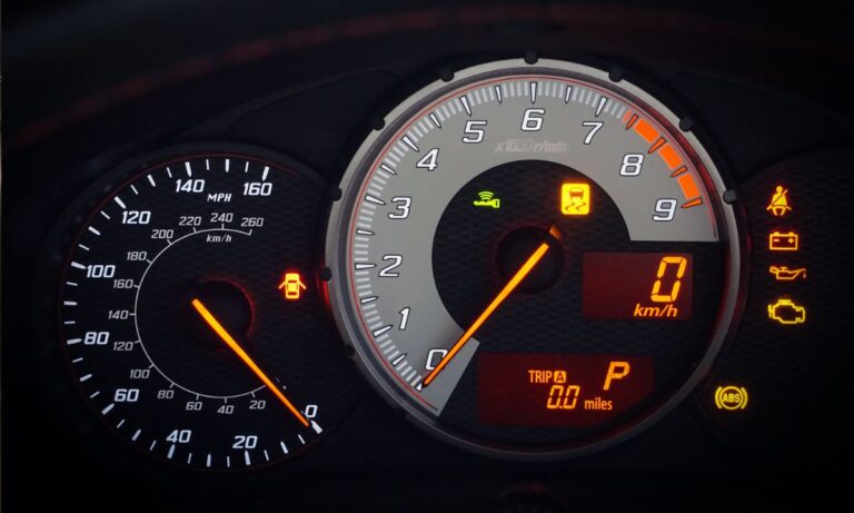 Kontrolki na desce rozdzielczej Dodge – co oznaczają? Kompletny przewodnik