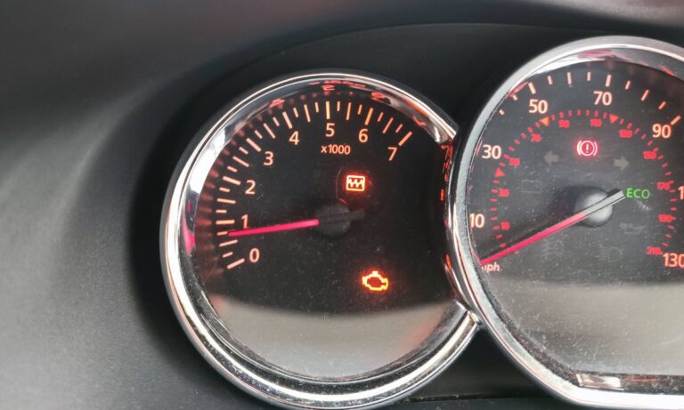 Świeci się kontrolka Check Engine w Dacii – zygzak, przyczyny i co zrobić